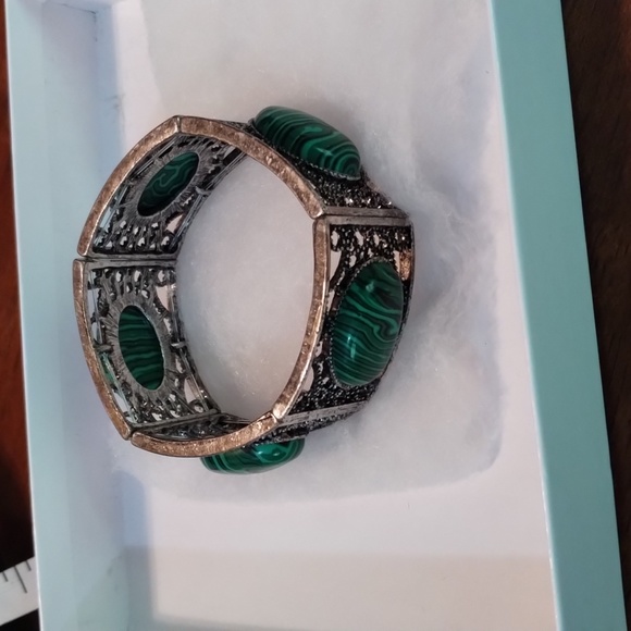 New, never worn faux green with black bracelet - Picture 2 of 2